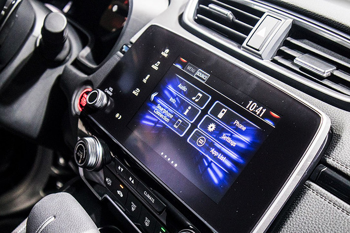 Trên phiên bản G & L, Honda sẽ trang bị cho CR-V màn hình giải trí 7 inch công nghệ IPS với khả năng kết nối điện thoại thông minh, cho phép nghe nhạc, gọi điện, nhắn tin, sử dụng bản đồ, ra lệnh bằng giọng nói,... sạc điện thoại không dây và mở cốp rảnh tay cũng xuất hiện trên bản L. Xe vẫn đảm bảo duy trì không gian ghế ngồi đủ dùng cho khách hàng với cấu hình 5+2, ghế lái chỉnh điện 8 hướng đồng nhất trên 3 phiên bản.