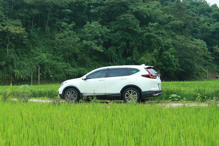 Về kích thước Honda CR-V thế hệ mới đã có sự thay đổi về chiều dài tổng thể tăng thêm 39mm so với phiên bản cũ, với kích thước Dài x Rộng x Cao 4.623 x 1.855 x 1.679, khoảng sáng gầm xe có kích thước là 198mm, la zăng với thiết kế mới kích thước 235/60R18. Ngoại hình xe có nhiều điểm tương đồng với thế hệ cũ, tuy nhiên xe được trang bị thêm ốp cản trước, cản sau và mâm xe mới khác biệt so với hiện tại.