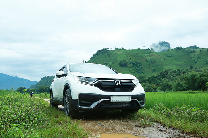 Honda CR-V 2020 mới phiên bản lắp ráp tại thị trường Việt Nam đã chính thức được bán ra vào cuối tháng 7/2020 vừa qua. Theo đó, CR-V 2020 được sản xuất và lắp ráp trong nước sẽ vẫn có 3 phiên bản: L, G, E cùng 5 lựa chọn màu sắc: trắng ngà, ghi bạc, titan, đen, xanh đậm và đỏ cá tính.