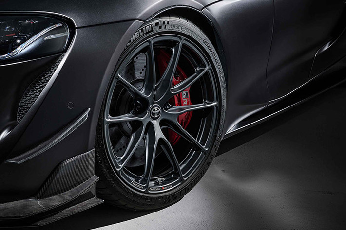 Phiên bản Toyota GR Supra A90 đặc biệt này còn được trang bị hệ thống treo KW có thể điều chỉnh độ giảm xóc, giúp tối ưu hóa khả năng xử lý. Toyota Gazoo Racing đã gia cố các thanh chống lật phía trước và phía sau, đồng thời thay đổi góc nghiêng của bánh xe để mang lại sự linh hoạt và khả năng bám đường vượt trội.