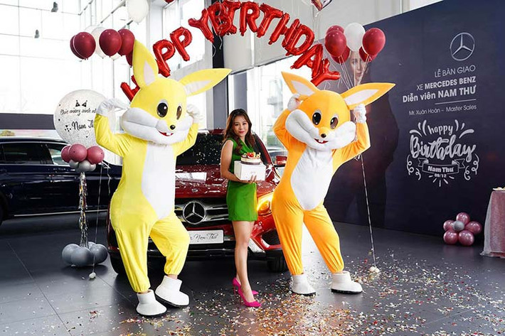 Người này cũng cho biết thêm việc nghệ sĩ mua xe là điều hết sức bình thường, thậm chí còn được hỗ trợ với mức giá tốt hơn trên thị trường. Nếu Nam Thư không đầu tư vào các sản phẩm của mình mỗi năm thì việc chạy show, biểu diễn kiếm được 2-3 tỷ là điều hết sức bình thường, soi như vậy thì tội cho nghệ sĩ.