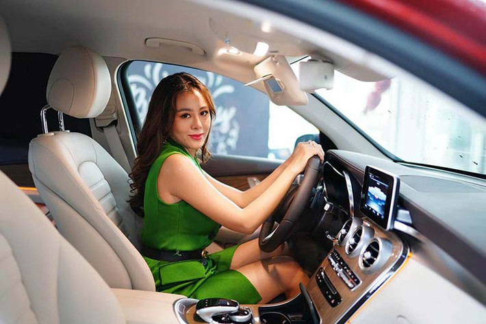 Xe được trang bị la-zăng 19 inch, kính cách nhiệt và đặc biệt là hệ thống âm thanh Burmester 13 loa cao cấp, công suất 590W. Mercedes-Benz GLC 250 4Matic mới vẫn có các chế độ lái gồm Comfort, Eco, Sport, Sport+ và Individual. Tuy nhiên, trên bản nâng cấp này, đã bị cắt đi tùy chọn gói Off-Road với 4 chế độ vận hành, dành cho đường trơn trượt, đường gồ ghề, đường dốc và kéo thùng phía sau.