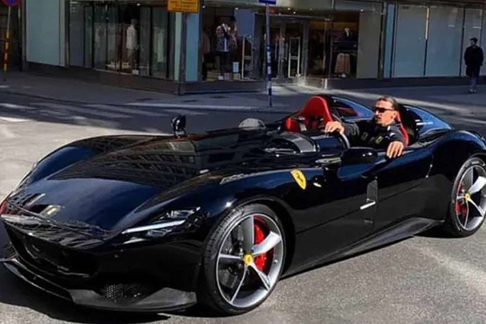 Bên cạnh đó, Zlatan Ibrahimovic còn là chủ nhân của nhiều siêu xe đắt đỏ khác đến từ các thương hiệu khác như Porsche Spyder, Maserati GranTurismo MC Stradale, và Lamborghini Urus.