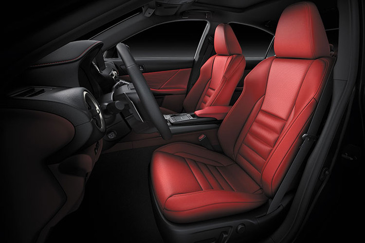 Động cơ của Lexus IS 300 F Sport là loại máy 4 xy-lanh dung tích 2 lít, công suất 241 mã lực và mô-men xoắn 350 Nm, kết hợp số tự động 8 cấp. Động cơ cũng đang trang bị trên phiên bản IS 300 Tiêu chuẩn và Luxury chính hãng.