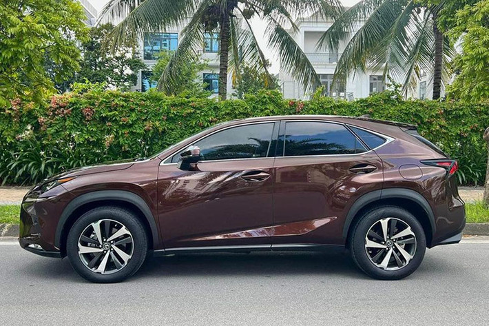 Về ngoài hình, xe có thiết kế hiện đại và trẻ trung phù hợp với tầng lớp khách hàng trẻ trung và năng động. NX300 có kích thước tổng thể dài x rộng x cao tương ứng 4,630 x 1845 x 1645 (mm), với kích thước không quá lớn nên xe có thể dễ dàng di chuyển trên mọi cung đường.