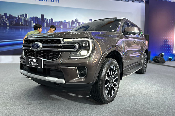 Ford Everest Platinum 2024 mới đã lần đầu tiên được giới thiệu tại Việt Nam vào hồi tháng 3/2024. Tuy nhiên đến nay, Ford Việt Nam mới chính thức ra mắt và công bố giá bán của Everest Platinum mới.