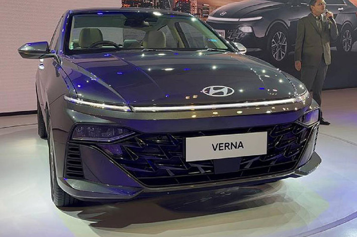 Ngoại thất của Accent 2023 được áp dụng ngôn ngữ thiết kế Sensuous Sportiness, tương tự mẫu xe "đàn anh" Elantra. Phần đầu xe nổi bật với dải đèn định vị ban ngày kéo dài và liền mạch, cụm đèn pha LED đặt ở vị trí thấp và lưới tản nhiệt kích thước lớn.