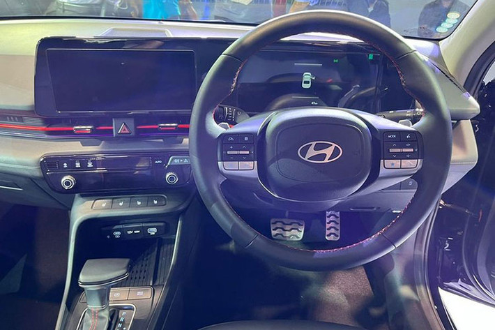 Hyundai Accent 2023 sở hữu không gian nội thất mang thiết kế sang trọng hơn hẳn thế hệ tiền nhiệm với điểm nhấn là cụm màn hình 10,25 inch đặt nổi. Vô lăng từ 3 chấu đổi sang loại 2 chấu. Đèn nội thất 64 màu có thể thay đổi theo ý muốn. Một số trang bị tiện nghi nổi bật khác bao gồm sạc điện thoại không dây, phanh đỗ điện tử và rèm che nắng phía sau. Ghế xe có tích hợp sưởi và làm mát, thông gió.