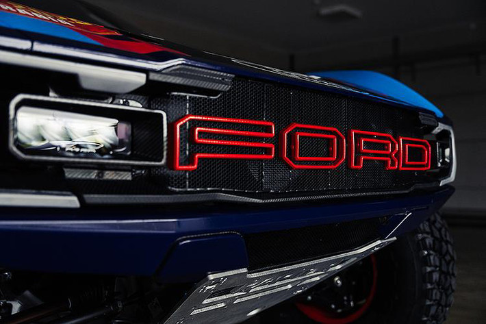 Ford GT từng mang đến trải nghiệm ấn tượng trên đường đua, nhưng tiềm năng của nó lại khó khai thác trên đường phố. Ngược lại, một siêu xe off-road mang thương hiệu Raptor có thể linh hoạt hơn nhiều.
