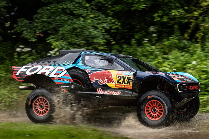 Mẫu xe bán tải Ford Raptor T1+ đã xuất sắc giành vị trí thứ ba ngay trong lần đầu tiên tham dự Dakar Rally, nhưng rất khó để Ford sản xuất một phiên bản hợp pháp cho đường phố dựa trên mẫu xe đua này.