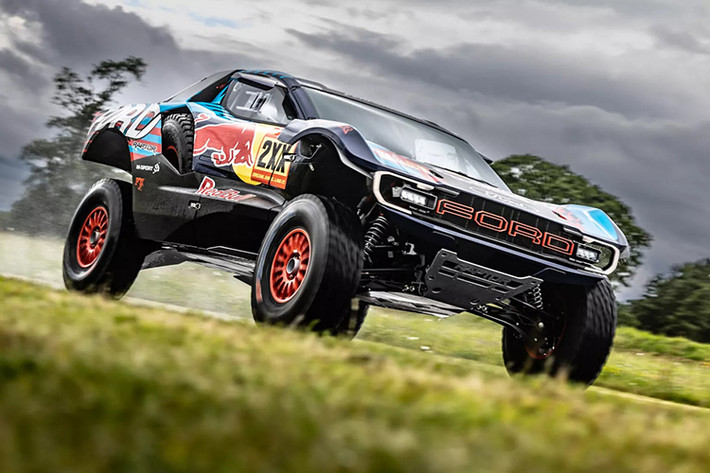 Mark Rushbrook, Giám đốc toàn cầu của Ford Performance, cũng đồng tình với Farley: "Sứ mệnh của Ford Performance là đưa tinh thần thể thao vào các sản phẩm thương mại. Chúng tôi đã có F-150, Bronco và Ranger Raptor, nhưng chúng tôi có thể làm được nhiều hơn thế".