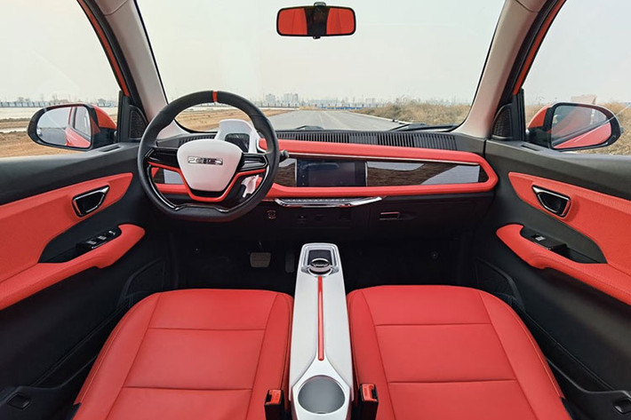 Bên trong xe, Pocco Duoduo 2022 được trang bị nội thất phức tạp hơn Wuling Hongguang Mini EV. Để mang đến sự trẻ trung, nhà sản xuất đã đưa những chi tiết màu tương phản vào nội thất như mặt táp-lô và hai bên cửa.
