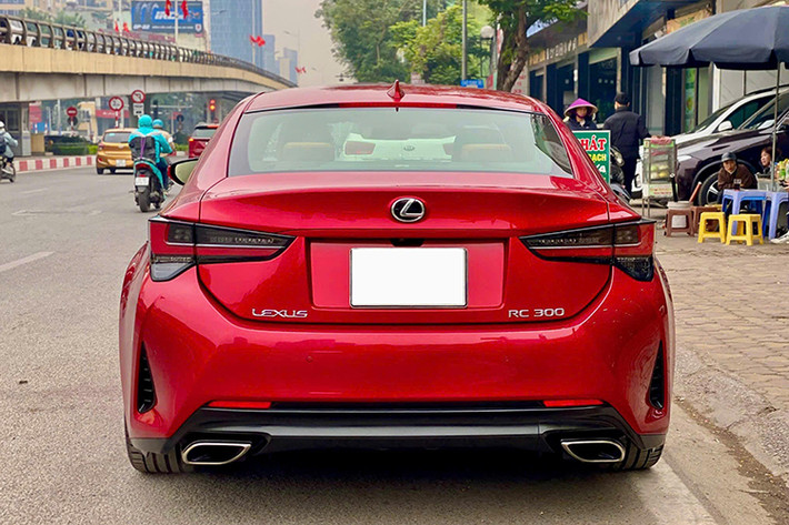 Mặc dù sở hữu thông số mạnh mẽ, chiếc xe lại mang phong cách vận hành êm ái, tinh tế hơn so với cảm giác "bốc lửa" mà các mẫu xe châu Âu cùng phân khúc mang lại. Đây là yếu tố phù hợp với những khách hàng yêu thích sự thoải mái và sang trọng khi lái xe.