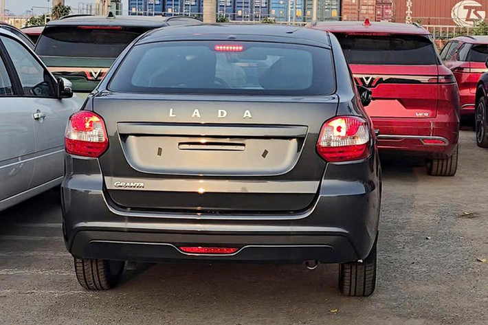 Lada Granta được giới thiệu là mẫu xe có mức giá khởi điểm thấp nhất, dự kiến khoảng 360 triệu đồng. Xe thuộc phân khúc sedan hạng B, sở hữu kích thước dài 4.260 mm, rộng 1.700 mm, gần tương đương mẫu Mitsubishi Attrage tại Việt Nam.