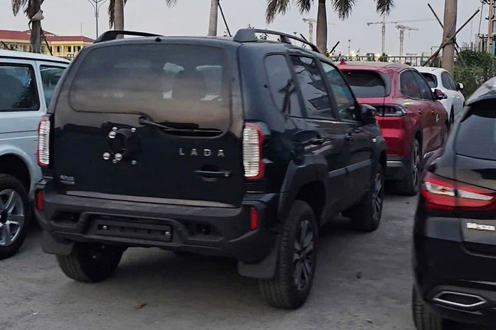 Cuối cùng, Lada Niva Travel là mẫu xe cao cấp nhất trong danh mục sản phẩm của thương hiệu Lada. Xe mang dáng vẻ vững chãi hơn với thiết kế năm cửa tiện dụng, chiều dài 4.046 mm và chiều rộng lên đến 1.800 mm. Xe sở hữu ngôn ngữ thiết kế hiện đại hơn, phù hợp với người dùng có nhu cầu sử dụng linh hoạt.