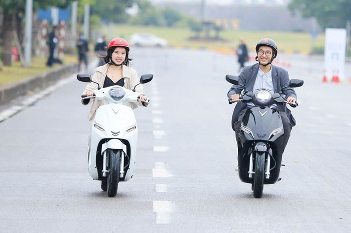 Nhân dịp ra mắt hai sản phẩm mới và mô hình trải nghiệm mua sắm O2O, VinFast áp dụng chính sách ưu đãi đặc biệt hấp dẫn. Tất cả các khách hàng đặt xe trước trong thời gian từ 21/1 - 31/1/2021 sẽ được ưu đãi tối đa lên tới 3 triệu đồng khi đăng ký xe Feliz và tới 8,1 triệu đồng với dòng xe Theon.