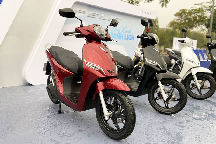 Cùng ra mắt với Theon là Vinfast Feliz 2021 mới với kiểu dáng thanh lịch, gọn gàng và tiện dụng được nghiên cứu và phát triển phù hợp với nhu cầu di chuyển trong đô thị của số đông người Việt Nam.