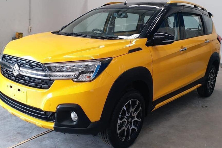 Theo hình ảnh vừa ghi nhận được tại một số đại lý tại Việt Nam, Suzuki vừa vận chuyển thêm lô XL7 2020 về cho các đại lý, chuẩn bị cho việc ra mắt và giao xe trong tháng 4. Lô xe này có vẻ là Suzuki XL7 2020 mới phiên bản Beta, do đuôi xe thiếu tấm che cửa và không sơn 2 tông màu như bản Alpha trước đó.
