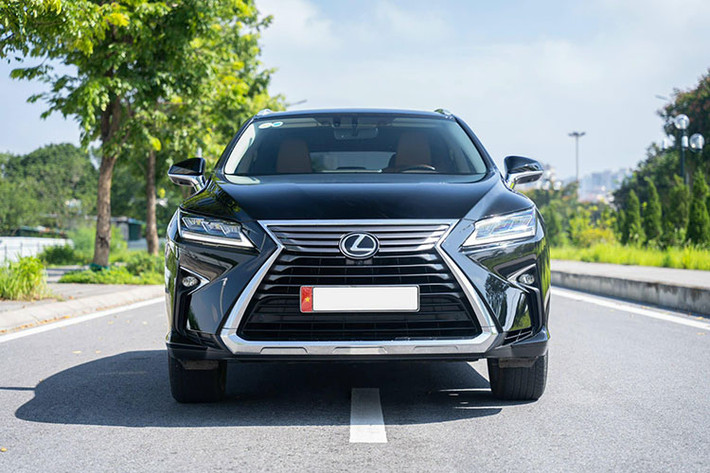 Phần đầu xe sở hữu lưới tản nhiệt hình con suốt đặc trưng, đèn pha LED và đèn chiếu sáng ban ngày LED hình chữ L. Điểm khác biệt ở ngoại thất của Lexus RX350 phiên bản 2018 này so với thế hệ trước nằm ở phía đuôi xe, nơi xuất hiện thêm đường viền kim loại.
