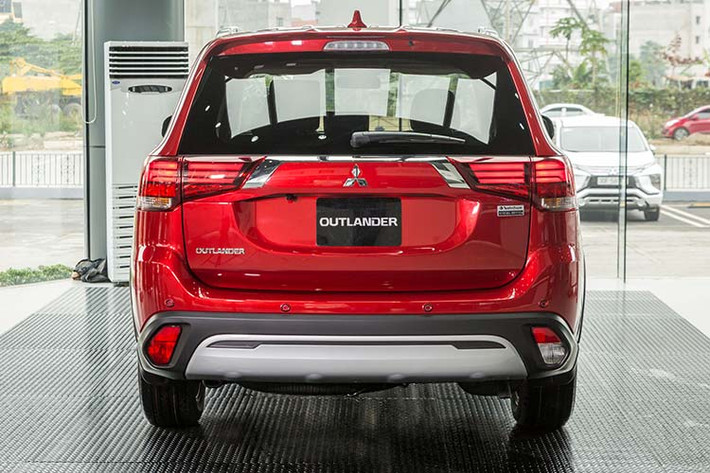 Outlander 2020 bản 2.0 CVT Premium trang bị hệ thống chiếu sáng sử dụng công nghệ Full LED tích hợp hệ thống rửa đèn hiện đại. Phía sau của Outlander được Mitsubishi thiết kế khá kỹ lưỡng với trang bị đèn hậu LED hiện đại. Cánh lướt gió thể thao trở thành một trang bị tiêu chuẩn, cản sau được thiết kế mới tạo cảm giác đầy đặn và cứng cáp hơn.