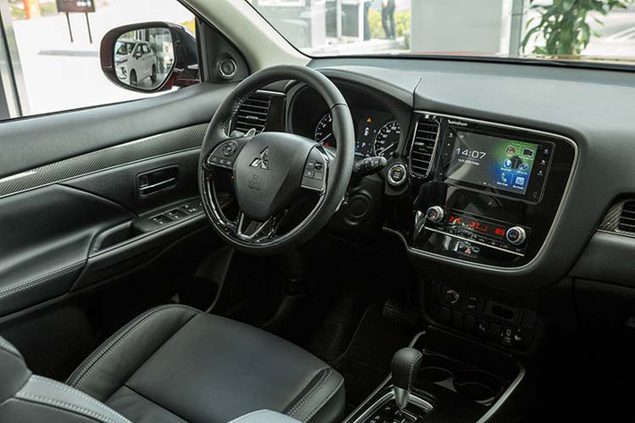Mitsubishi Outlander 2020 xứng đáng là mẫu xe đại diện cho gia đình, không gian nội thất với 5+2 chỗ ngồi, kích thước chiều dài lớn giúp Outlander có được nội thất rộng rãi hàng đầu phân khúc. Khả năng trượt 250mm, gập 60/40 của hàng ghế thứ 2 cùng hàng ghế thứ 3 có thể gập lại với tỷ lệ 50/50 giúp tăng dung tích hành lý khi cần thiết và có thể chứa những vận dụng lớn như hành lý, lều trại...