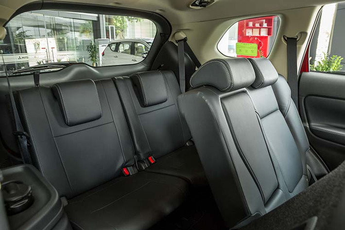Khả năng cách âm của khoang cabin Outlander luôn được coi là thế mạnh của Mitsubishi và được người tiêu dùng đánh giá cao. Các vật liệu cách âm và hấp thụ tiếng ồn được tăng cường bố trí quanh xe, là mẫu xe chiến lược của Mitsubishi Motors trong phân khúc xe gia đình, Outlander 2020 được trang bị kính chắn gió phía trước dày kết hợp với nhiều lớp hấp thụ âm thanh, ngăn chặn tiếng ồn bên ngoài và giúp cho cabin yên tĩnh.