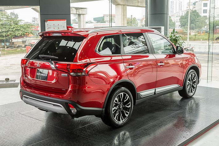 Mitsubishi Outlander 2020 được trang bị động cơ xăng 2.0L MIVEC cùng hộp số tự động vô cấp CVT - INVECS III thế hệ mới giúp Outlander cải thiện công suất và momen xoắn, mang lại khả năng kiểm soát tốc độ hiệu quả, tăng tốc nhanh và phản ứng tốt với chân ga cho trải nghiệm lái mượt mà và êm ái hơn, đồng thời tiết kiệm nhiên liệu vượt trội và lẫy chuyển số tích hợp trên vô lăng có thể giả lập 6 cấp số.