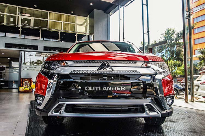 Điểm đáng chú ý nhất ở ngoại thất của Mitsubishi Outlander thế hệ mới là mặt lưới tản nhiệt phần đầu xe được thiết kế mới ấn tượng và phong cách hơn, những đường dập nổi trên nắp ca-pô kết hợp với hai thanh ngang mạ chrome cỡ lớn trên lưới tản nhiệt nối liền cụm đèn chiếu sáng tạo cảm giác mạnh mẽ và liền lạc. Hệ thống đèn LED chạy ban ngày được trang bị trên tất cả các phiên bản.