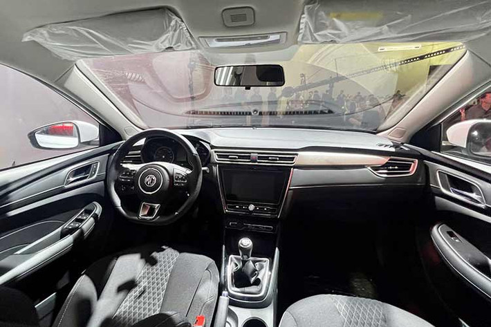New MG 5 gây chú ý khi trình làng với một giao diện có phần kém xa với mẫu MG5 được giới thiệu trước đó, các trang bị thiết kế cũng có phần cải lùi nhằm tối ưu giá bán rẻ nhất có thể. Dựa trên các thông tin tổng hợp thì New MG5 chính là mẫu xe Roewe i5 thuộc đời 2018 ở Trung Quốc.