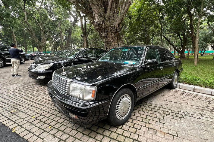 Theo nhà sản xuất, mức tiêu hao nhiên liệu vào khoảng 10 lít/100 km, tuy nhiên nhiều chủ xe chia sẻ mức tiêu hao trong nội đô thực tế vào khoảng 17-18 lít/100 km.