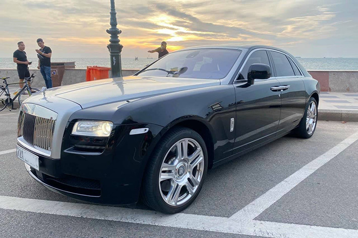 Xe siêu sang Rolls-Royce Ghost của thương hiệu Anh quốc được định vị dưới "đàn anh" Phantom nên được đánh giá là khá phù hợp với các doanh nhân trẻ tuổi thành đạt. Tại thị trường Việt Nam, số lượng Ghost được đưa về nước khá nhiều với đầy đủ các thế hệ khác nhau cũng như một số phiên bản đặc biệt.