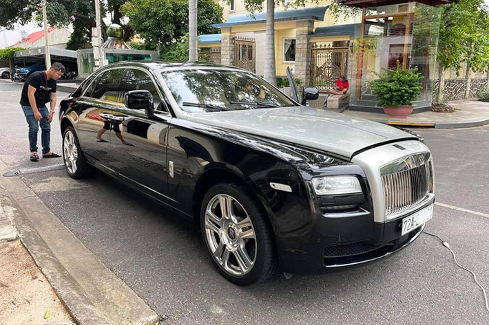 Với giá bán chỉ gần tỷ đồng và đã mới chỉ lăn bánh khoảng 30.000km, đây được xem là lựa chọn hợp lý cho các đại gia khi mà thị trường xe siêu sang đang khá im ắng bởi đại dịch COvid-19, theo nhiều dân chơi xe siêu sang đây cũng là giá khá hời so với mức 31 đến 35 tỷ đồng của những chiếc xe siêu sang Rolls-Royce Ghost thế hệ mới đang được bán ra tại Việt Nam.