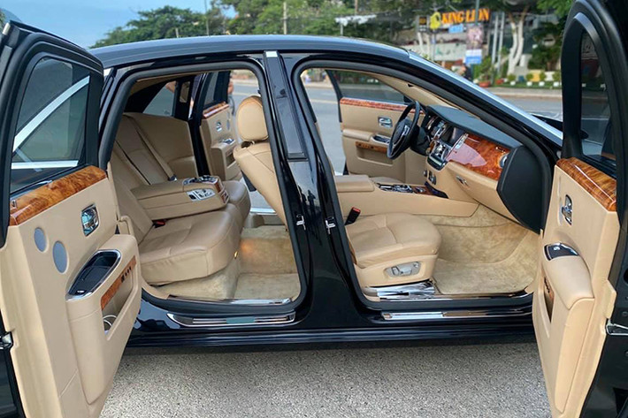Roll-Royce Ghost sở hữu khối động cơ 6,6 lít V12 tăng áp, công suất 563 mã lực và mô-men xoắn 780 Nm ở ngay vòng tua máy 1.500 vòng/phút. Xe có khả năng tăng tốc từ 0 lên 100 km/h trong 4.9 giây, vận tốc tối đa 249 km/h. Trang bị an toàn theo xe gồm: kiểm soát hành trình, điều khiển bằng giọng nói, cảm biến đổ sau, hỗ trợ phanh khẩn cấp, ổn định điều khiển lực kéo, cân bằng điện tử ESP, 10 túi khí...