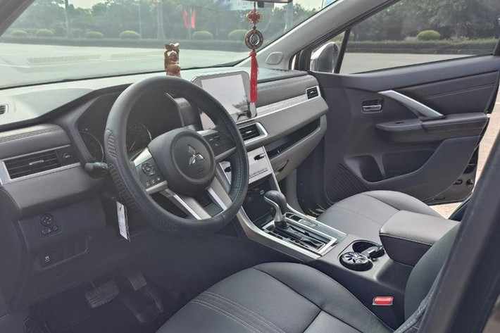 Mitsubishi Xpander 2022 thế hệ mới đang bán tại Việt Nam là mô hình nâng cấp giữa vòng đời, ra mắt thị trường ôtô vào tháng 6/2022. Ở lần làm mới này, Xpander nhận tới 20 điểm cải tiến toàn diện từ thiết kế cho đến trang bị và cảm giác lái.