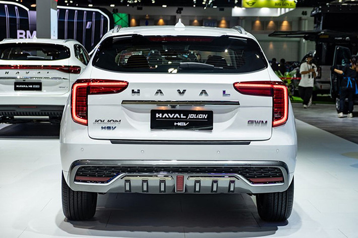 Tất cả các phiên bản Haval Jolion đều trang bị hệ truyền động hybrid, gồm máy xăng 1.5L với mô tơ điện cho tổng công suất 190 mã lực, mô-men xoắn 375 Nm. Hộp số chuyên dụng cho hybrid DHT, dẫn động cầu trước, đi cùng 4 chế độ lái kèm nhiều tính năng an toàn ADAS tiên tiến. Xe có giá dự kiến chưa tới 700 triệu đồng.