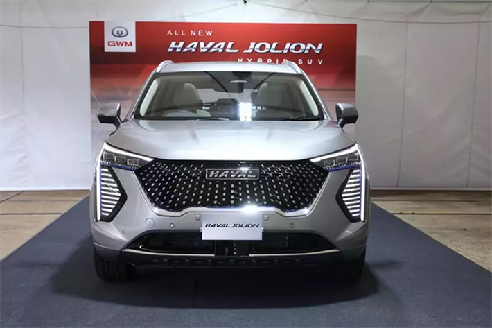 Haval Jolion Mới đây, đại diện của Haval chia sẻ, Jolion sẽ được đưa về Việt Nam vào cuối tháng 4/2024. Về ngoại thất, Jolion sở hữu thiết kế tổng thể tròn trịa, lưới tản nhiệt dạng sao rơi. Cụm đèn trước lớn được thiết kế dạng chữ T cách điệu. Đèn pha LED thông minh bật tắt tự động. Đèn hậu LED cũng thiết kế dạng chữ T.