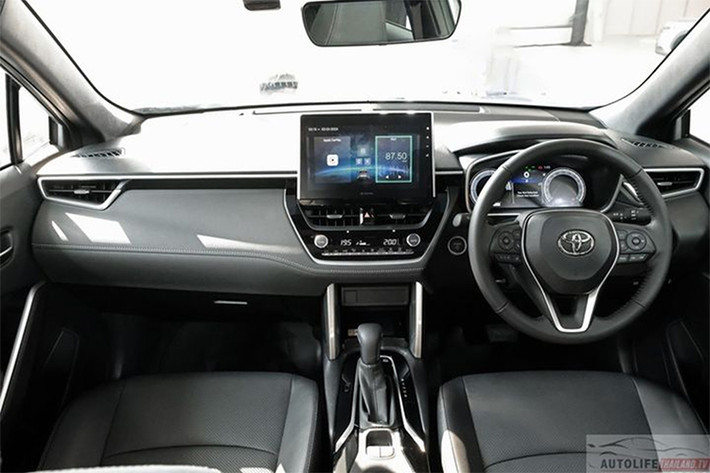 Bên trong cabin của Toyota Corolla Cross 2024 được bổ sung tùy chọn màu nội thất mới là Dark Rose (đen phối hồng đậm), bên cạnh màu đen tiêu chuẩn. Xe cũng có cửa sổ trời toàn cảnh kết hợp rèm trần đóng/mở tự động bằng nút bấm. Điểm nhấn ở khu vực mặt táp lô là đồng hồ lái LCD kích thước 12,3 inch và màn hình cảm ứng trung tâm 10,1 inch hỗ trợ Apple CarPlay và Android Auto không dây.