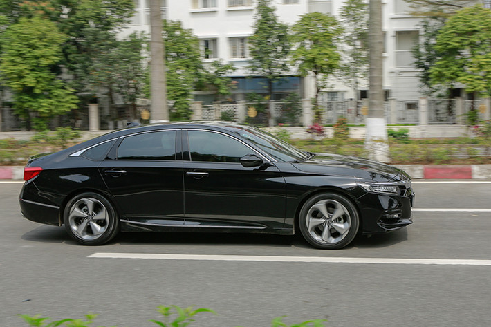 Trong năm 2024, Honda Accord cũng chính là một trong những mẫu xe "ế" nhất Việt Nam. Nguyên nhân bắt nguồn từ giá cao, lên đến 1,319 tỷ đồng, và chỉ có 1 phiên bản. Bên cạnh đó, Honda Accord còn đã lâu chưa được nâng cấp về mặt thiết kế và trang bị nên kém hấp dẫn. Sự tuột dốc của phân khúc sedan hạng trung tại thị trường Việt Nam cũng tác động không nhỏ đến doanh số của Honda Accord.
