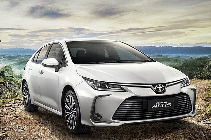 Đứng ở vị trí thứ 3 là Toyota Corolla Altis doanh số giảm đến 80,5% xuống còn 7 xe. Đây không phải là tháng đầu tiên mẫu sedan hạng C này góp mặt trong top 10 xe bán kém nhất thị trường trong thời gian qua. Cũng như sedan hạng D, phân phúc sedan cỡ C tại Việt Nam hiện đang mất dần sức hút vì sự thay đổi trong thị hiếu của người tiêu dùng. Toyota Corolla Altis là một ví dụ điển hình cho sự chuyển dịch này.