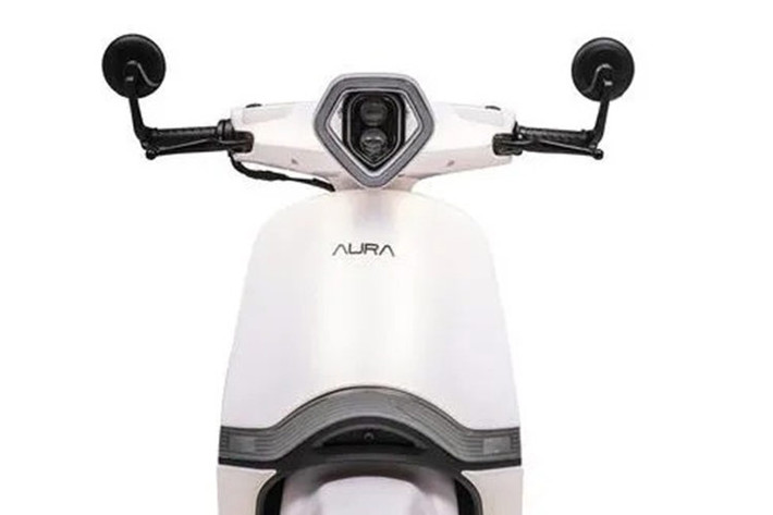 Mẫu xe ga Aura Halo Penta 150 sở hữu đèn pha hình ngũ giác với đỉnh hướng xuống dưới cùng mặt nạ trước là những đường cong mềm mại tạo tổng thể phía trước vừa đặc biệt vừa vui nhộn.