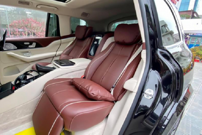 Chưa hết, mẫu SUV siêu sang này còn đi kèm bậc lên xuống bằng nhôm chỉnh điện và đèn dẫn đường, chiếu logo Maybach xuống mặt đất. Bên sườn xe cũng xuất hiện bộ vành hợp kim với đường kính 22 inch và 23 inch đồ sộ. Bên trong Mercedes-Maybach GLS 2021 là không gian nội thất 4 chỗ với 2 ghế thương gia phía sau.