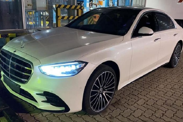 Mẫu xe sang Mercedes-Benz S500 2021 đầu tiên về Việt Nam mang ngoại thất màu trắng cùng nhiều chi tiết sơn đen và bộ vành đa chấu kép mạ crôm sáng bóng. Bên trong khoang lái của chiếc xe Mercedes-Benz S500 2021 duy nhất được mang về nước tại thời điểm này có nội thất tông màu đỏ nổi bật.