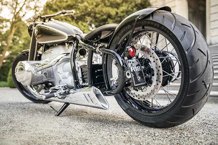 Là một chiếc xe hướng đến phong cách hoài cổ, BMW Motorrad đã không trang bị hệ thống giảm xóc điều khiển điện cho R18, mà thay vào đó là bộ phuộc ống lồng với đường kính lên đến 49 mm. Hệ thống giảm xóc của xe có biên độ dao động lên đến 120 mm ở bánh trước và 90 mm ở bánh sau. Gác chân người lái được bố trí phía sau xi-lanh máy...