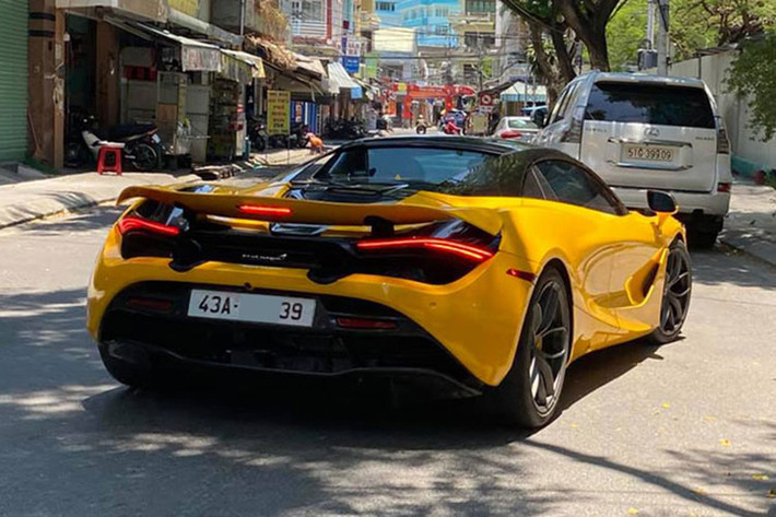 Siêu xe mui trần McLaren 720S Spider của một thiếu gia ở Đà Nẵng được bố tặng nhân dịp sinh nhật tuổi 16 vẫn được trang bị khối động cơ xăng V8, tăng áp kép, dung tích 4.0 lít, sản sinh công suất tối đa 710 mã lực và mô-men xoắn cực đại 769 Nm.