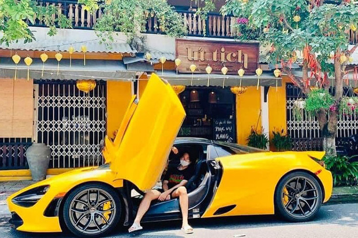 Trong số những "Rich kid" tại dải đất hình chữ S không thể bỏ qua được cái tên V.N. Toàn, 1 thiếu gia chỉ mới 16 tuổi ở Đà Nẵng nhưng thường xuyên khoe bên cạnh các siêu xe, SUV siêu sang và SUV hạng sang trị giá hơn 60 tỷ đồng của gia đình cũng như các món quà đắt đỏ mà bố dành tặng cho mình là McLaren 720S Spider hơn 23 tỷ.