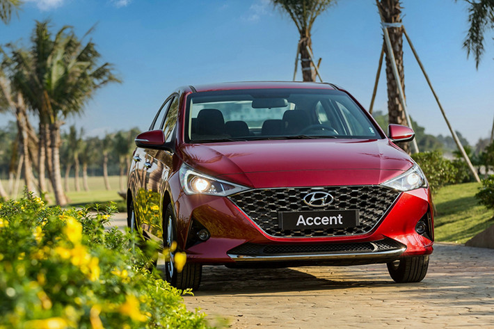 Hyundai Accent xếp vị trí thứ 3 với 2.752 xe bán ra trong tháng 12, tăng hơn 1.000 xe so với tháng trước. Sức hút từ kiểu dáng, trang bị cũng như giá bán là những yếu tố giúp Accent bán chạy tại Việt Nam. Tổng doanh số năm qua của mẫu xe này đạt 17.452 xe, đứng vị trí thứ 2 trong Top 10 xe bán chạy nhất năm 2023.