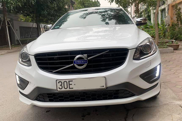 Trên phiên bản thể thao T5 AWD R-Design này, đầu xe nổi bật với cụm lưới tản nhiệt dạng nan ngang bo tròn các góc thay vì kiểu nan dọc như phiên bản Momentum và Inscription. Logo thương hiệu Volvo vẫn được đặt chéo trên lưới tản nhiệt tương tự những mẫu xe khác trong gia đình của Hãng xe Thụy Điển. Cụm đèn pha có khả năng điều chỉnh góc chiếu tự động, đèn sương mù dạng LED.
