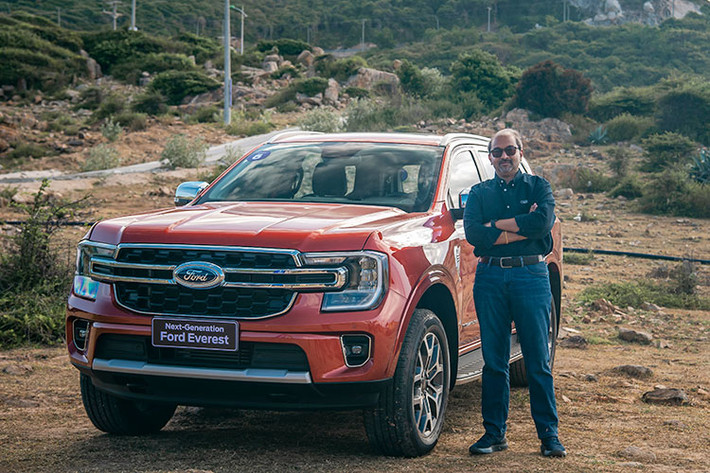 Tham dự Chương trình trải nghiệm Ford Everest 2023 tại Việt Nam vừa qua còn có Chủ tịch Ford ASEAN bà Wisadkosin, Yukontorn (Vickie) cùng hai chuyên gia đến từ Úc, đại diện cho Khối thị trường Quốc tế của Ford: ông Ian Foston – Kỹ sư trưởng nền tảng của Everest; và ông Max Tran – Thiết kế trưởng.