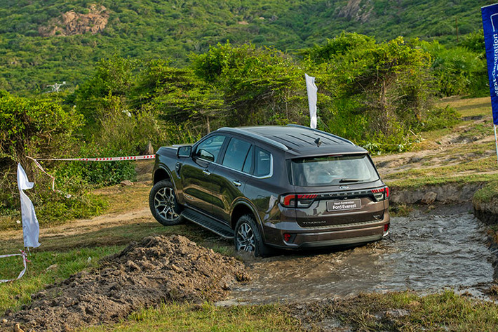 Bên trong, Ford Everest 2023 gây ấn tượng với một không gian cabin rộng rãi, sang trọng, nhiều tiện nghi. Cảm giác rộng rãi của Everest càng được tăng cường nhờ thiết kế mặt táp lô rộng ngang, kéo dài hết sang hai bên. Không gian giữa hai ghế trước được tích hợp 2 hộc để cốc cố định, cùng với đó là 2 giá đỡ cốc có thể đóng/mở khi cần – được trang bị thêm cho người lái và hành khách phía trước.