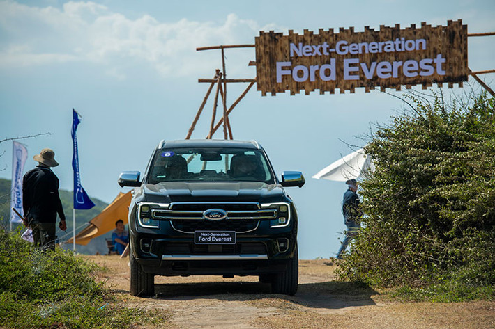 Bước sang thế hệ mới, mẫu xe SUV Ford Everest 2023 sở hữu thiết kế ngoại thất mạnh mẽ, thể thao, kết hợp cùng nội thất sang trọng, nhiều trang bị tiện nghi, cùng nhiều công nghệ an toàn, thông minh. Tại Việt Nam, Everest có 4 phiên bản: Titanium+, Titanium, Sport và Ambiente. Giá xe Ford Everest 2023 từ 1,99 đồng đã bao gồm thuế với 7 màu sắc.